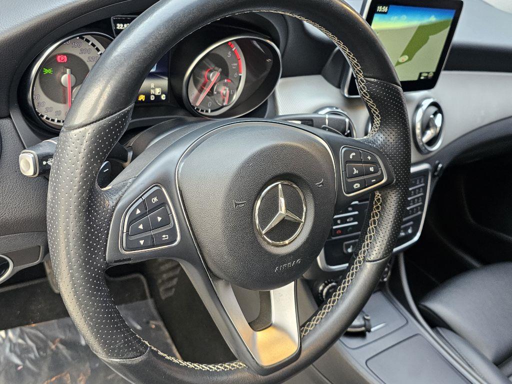 Mercedes Benz GLA Class - Vista 8