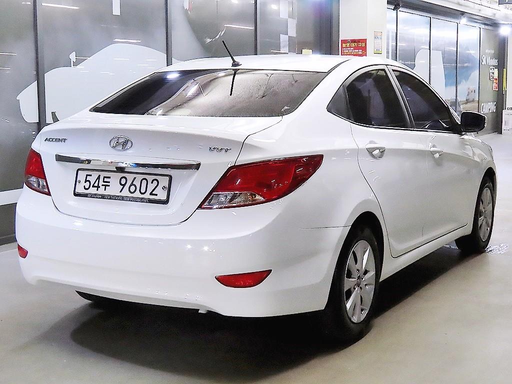 HYUNDAI Accent - Vista 4