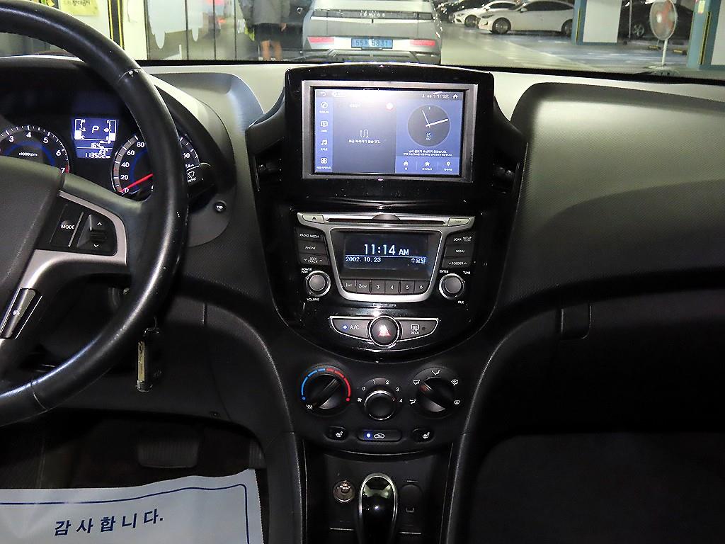 HYUNDAI Accent - Vista 11