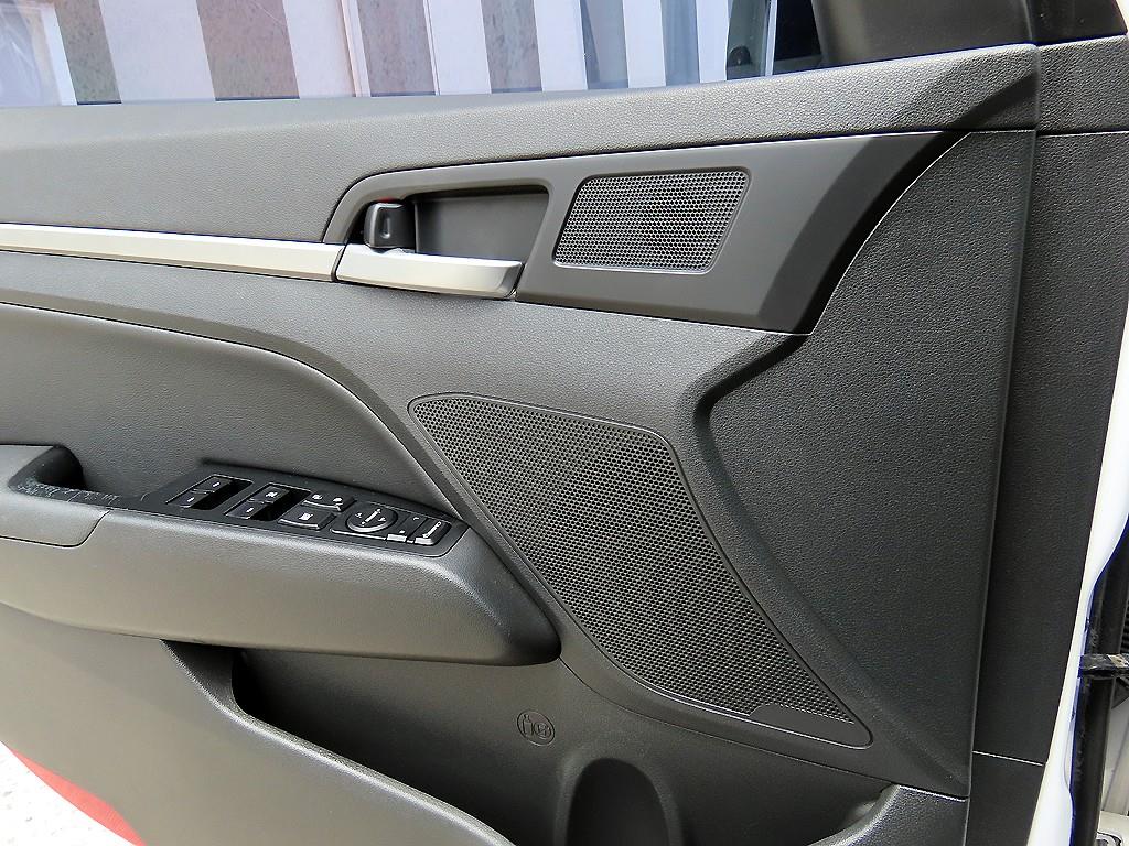 HYUNDAI Avante - Vista 11