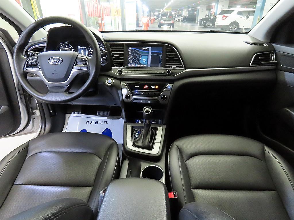 HYUNDAI Avante - Vista 10