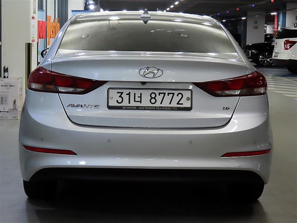 HYUNDAI Avante - Vista 5