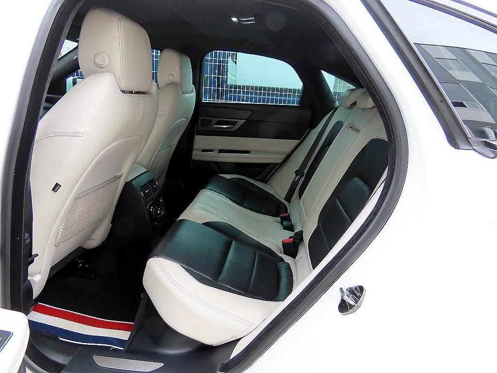 Jaguar XF - Vista 6