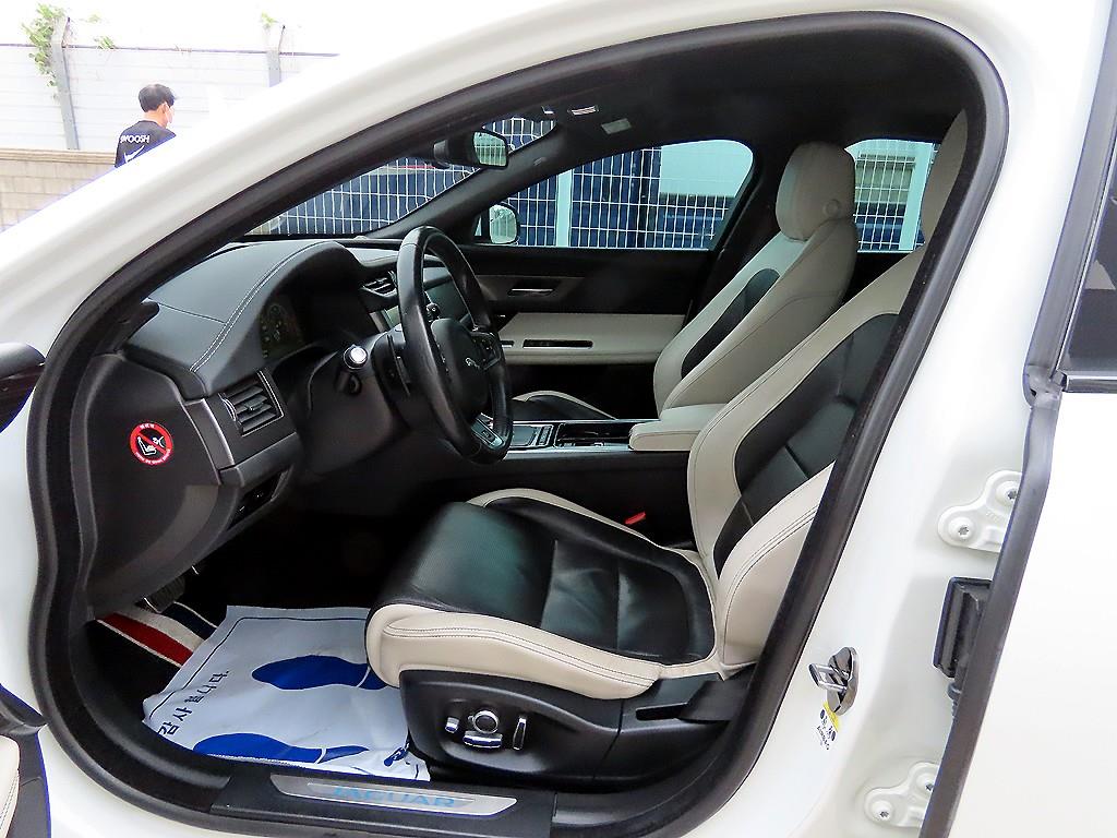 Jaguar XF - Vista 5
