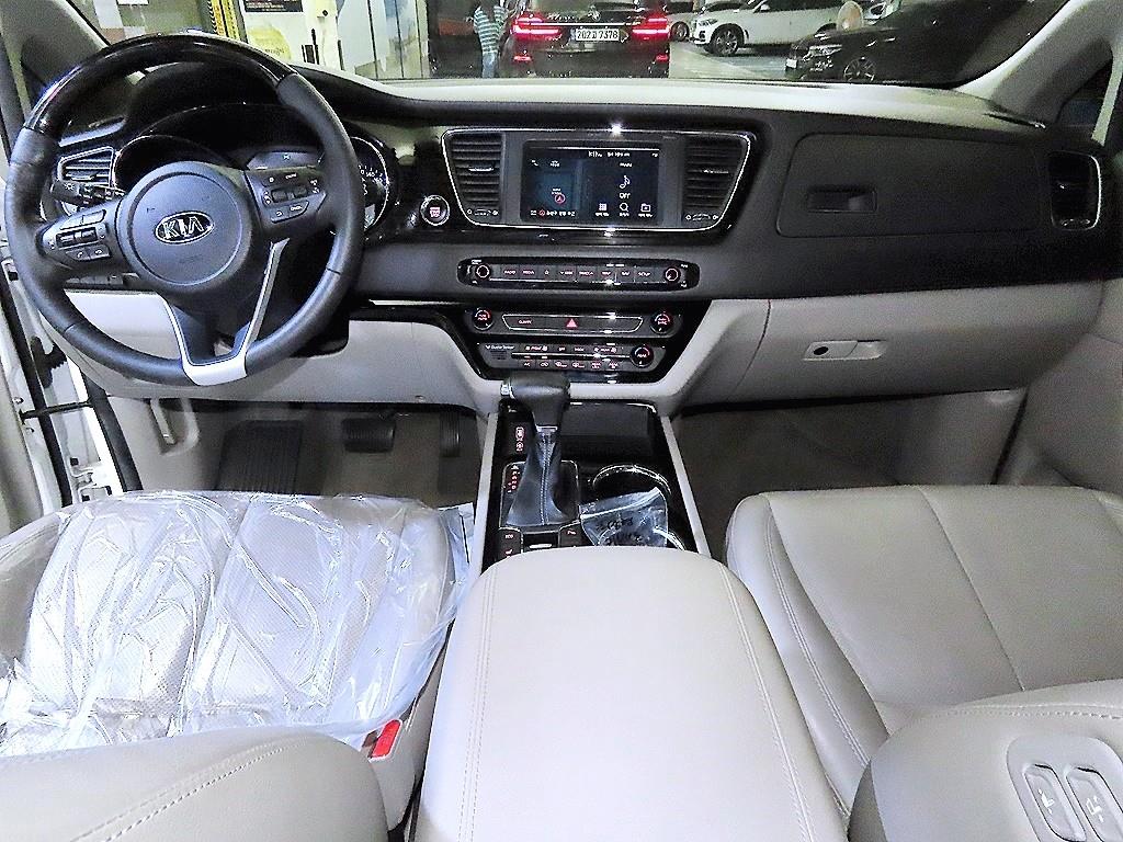 KIA Carnival - Vista 10