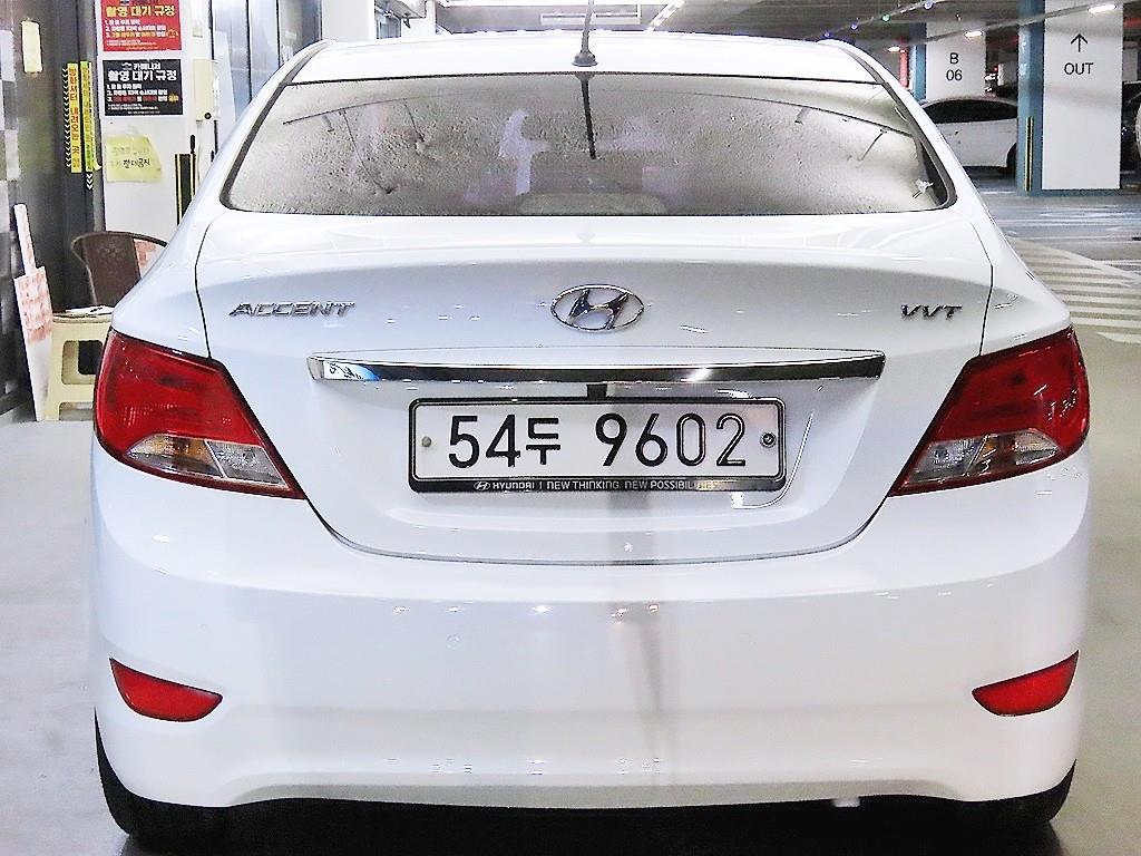 HYUNDAI Accent - Vista 5