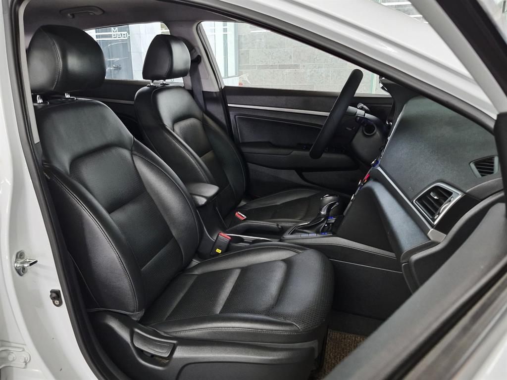 HYUNDAI Avante - Vista 9