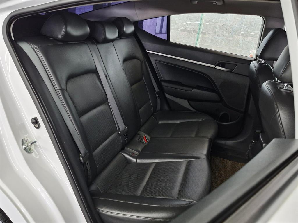HYUNDAI Avante - Vista 10