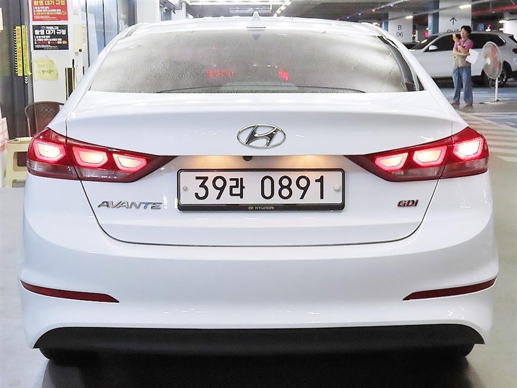 HYUNDAI Avante - Vista 5