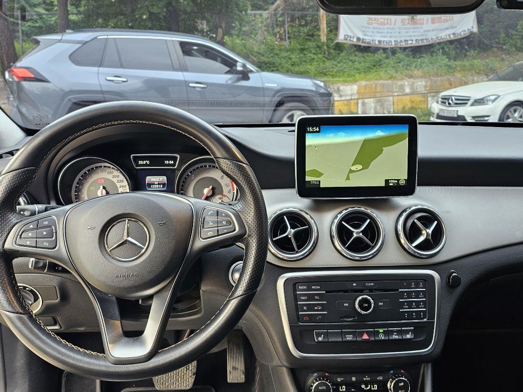Mercedes Benz GLA Class - Vista 7