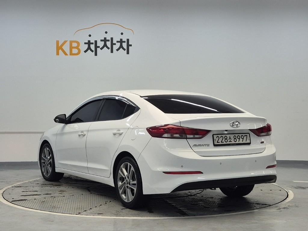 HYUNDAI Avante - Vista 2
