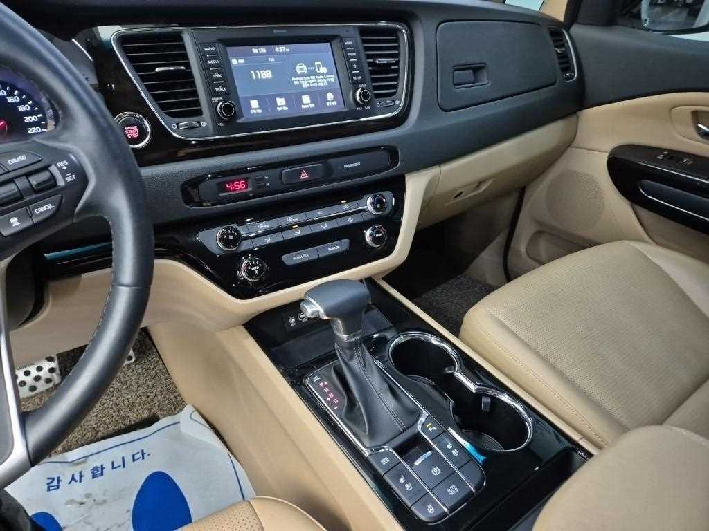 KIA Carnival - Vista 10