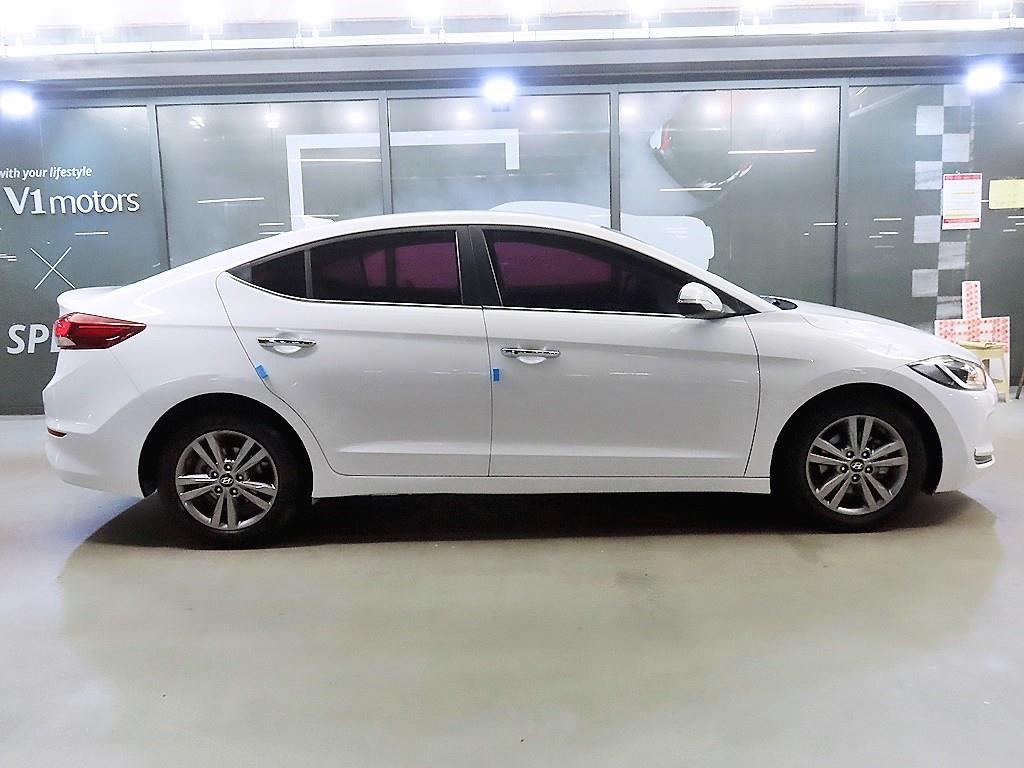 HYUNDAI Avante - Vista 3