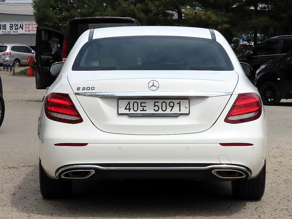Mercedes Benz E class - Vista 4