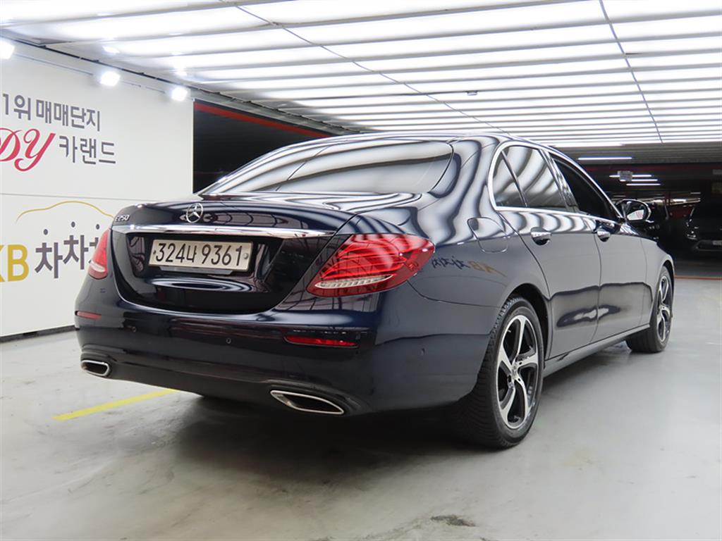 Mercedes Benz E class - Vista 4