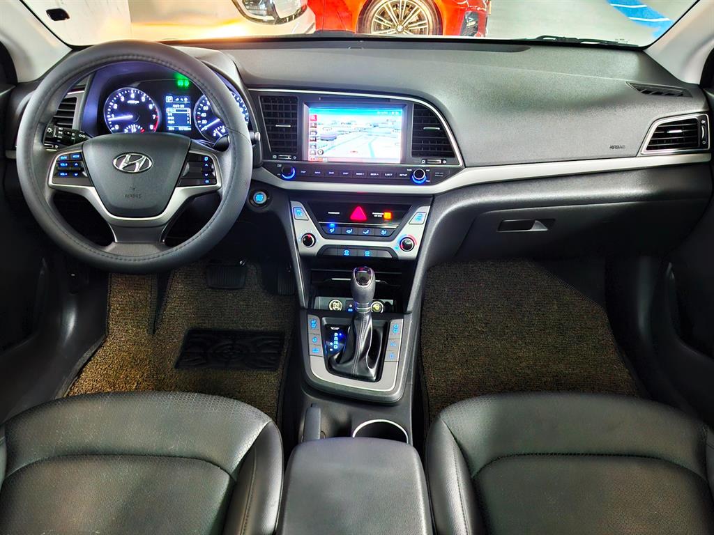 HYUNDAI Avante - Vista 5
