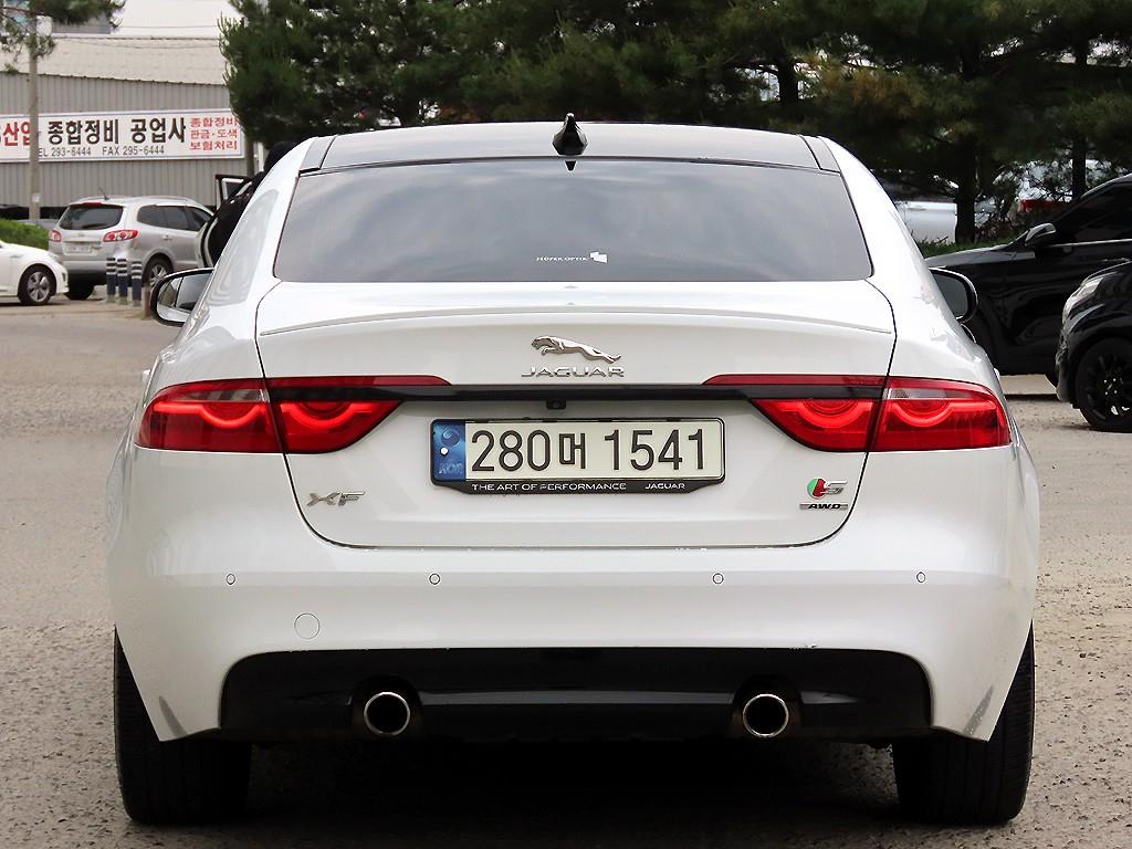 Jaguar XF - Vista 4