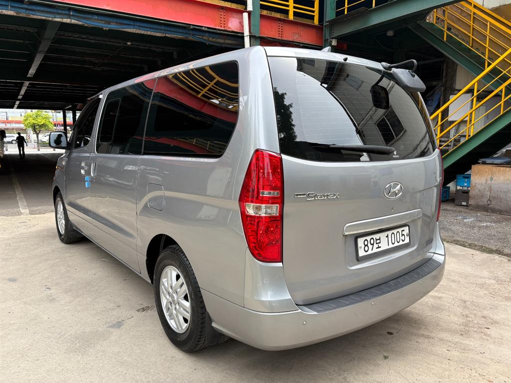 HYUNDAI Starex - Vista 2