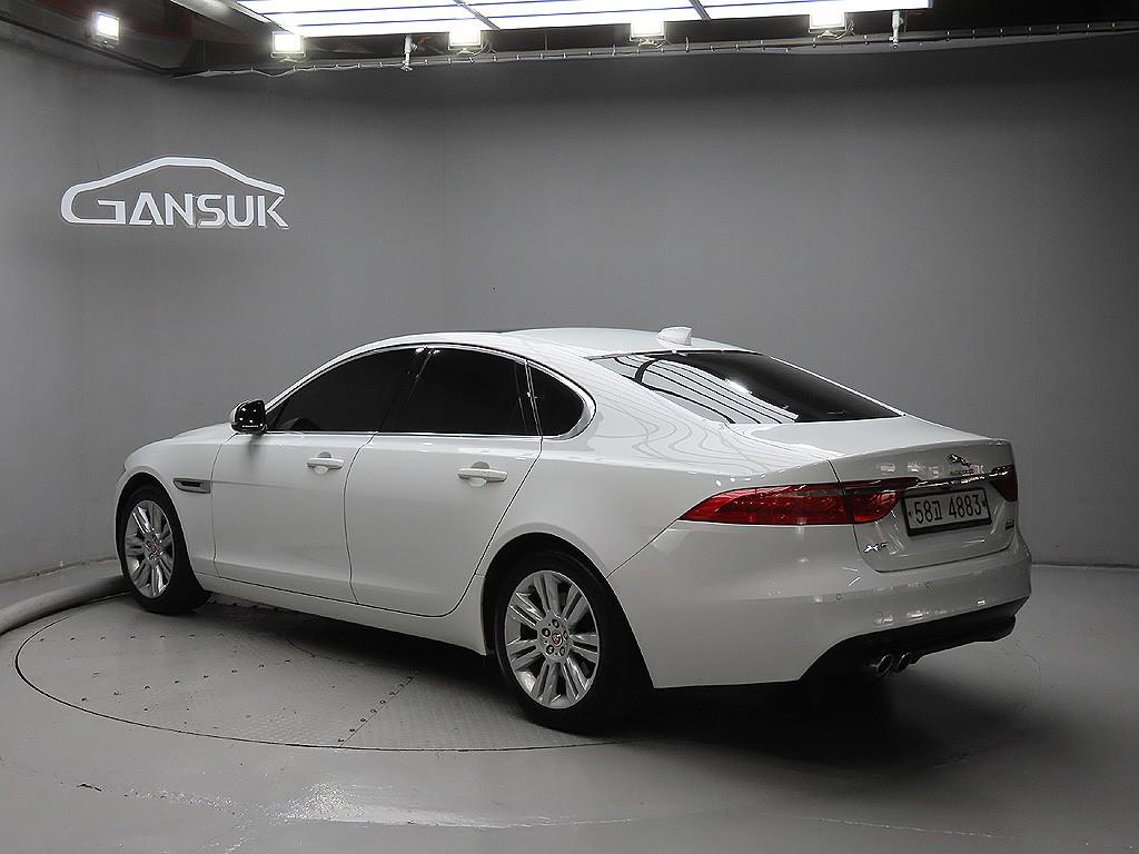 Jaguar XF - Vista 5