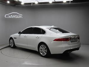 Jaguar XF - Vista 6