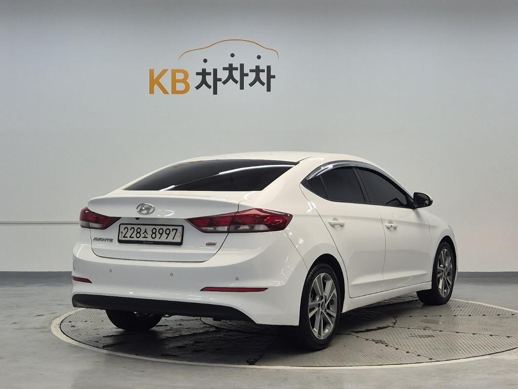 HYUNDAI Avante - Vista 3