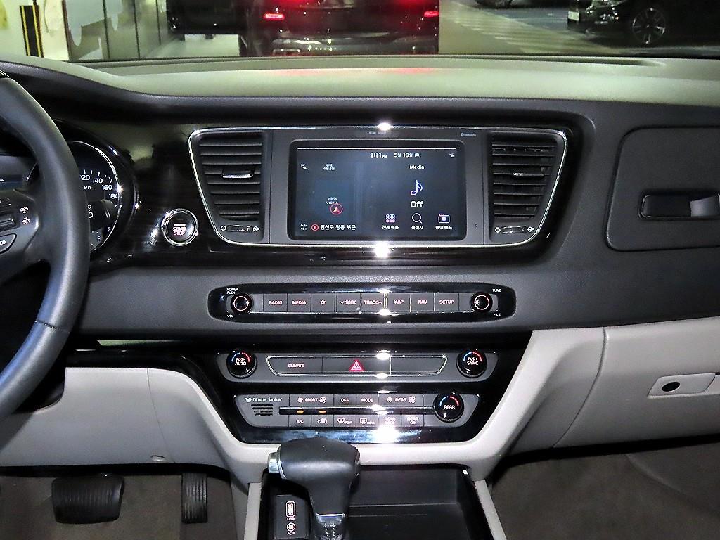KIA Carnival - Vista 11