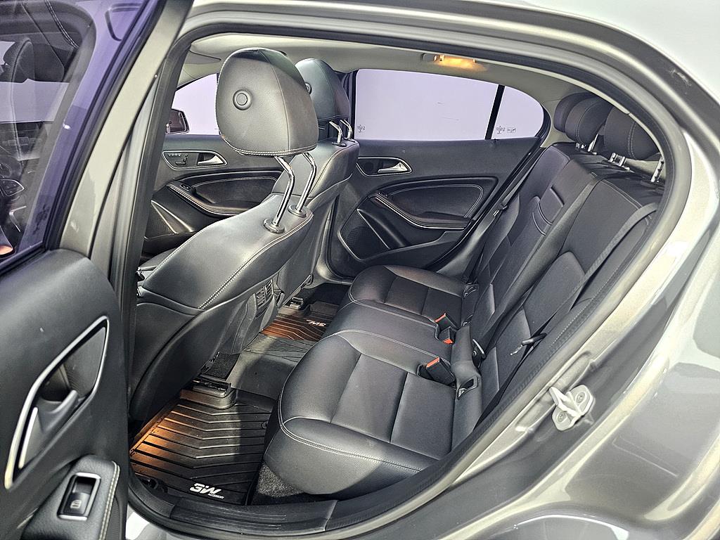 Mercedes Benz GLA Class - Vista 9