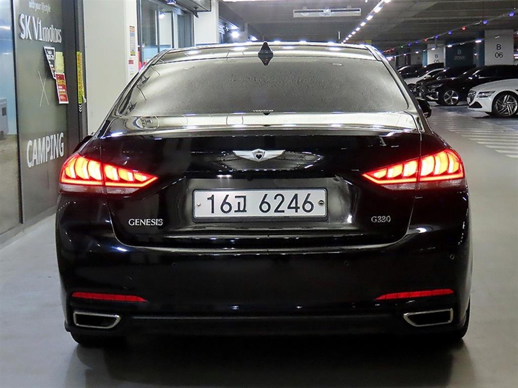 HYUNDAI Genesis - Vista 5