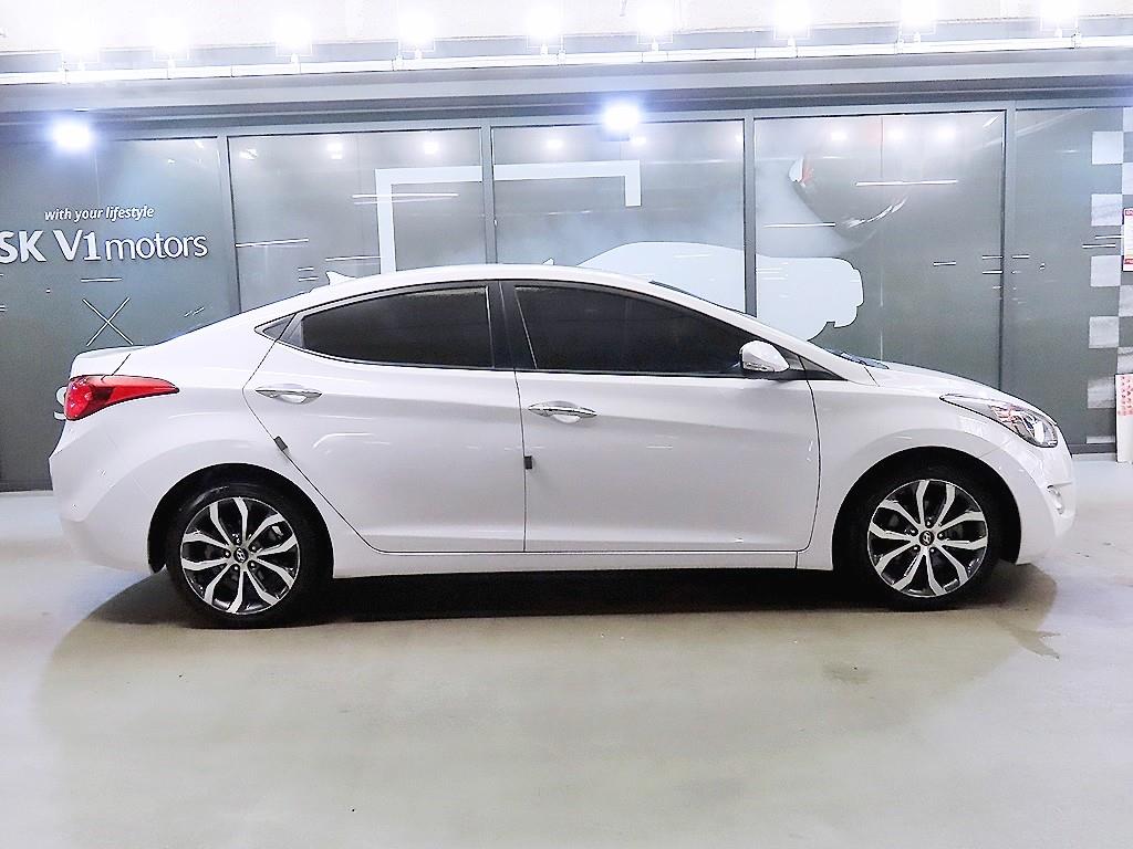 HYUNDAI Avante - Vista 3