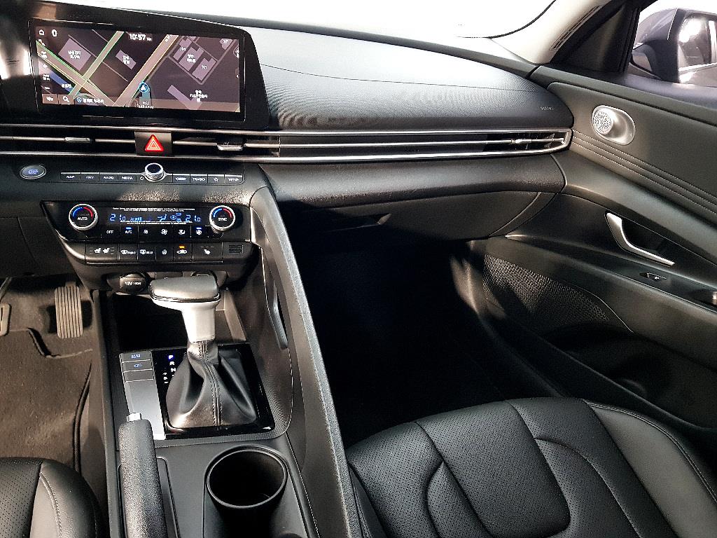 HYUNDAI Avante - Vista 10