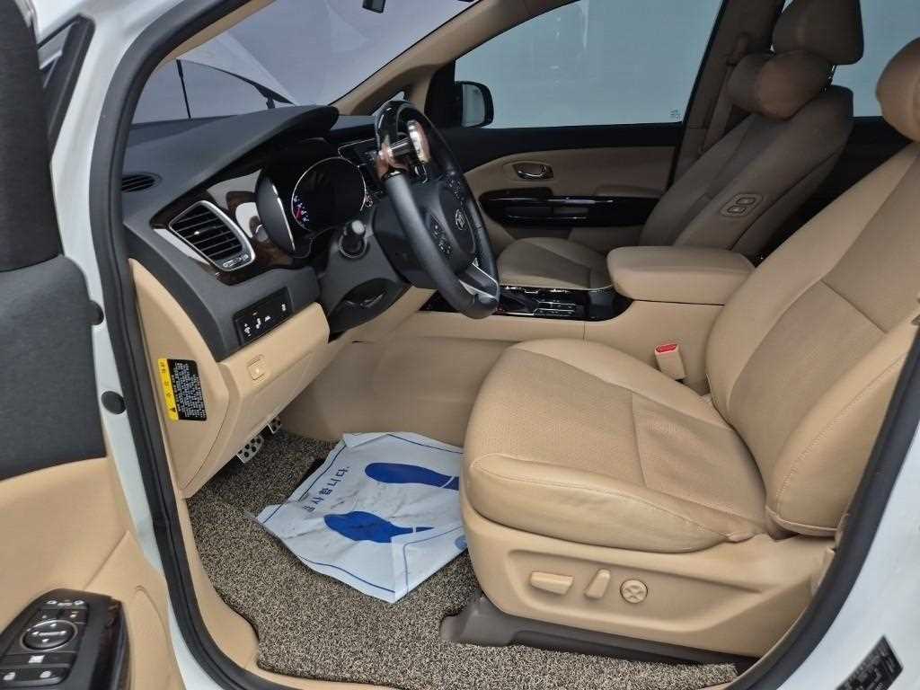 KIA Carnival - Vista 11