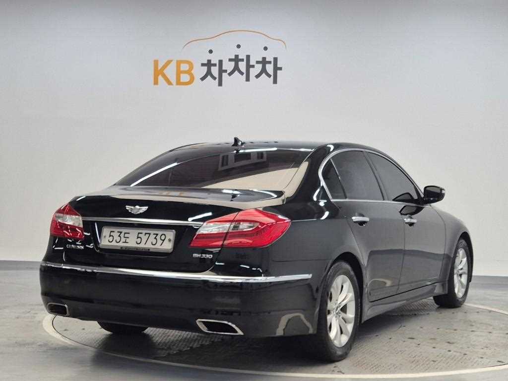 HYUNDAI Genesis - Vista 3