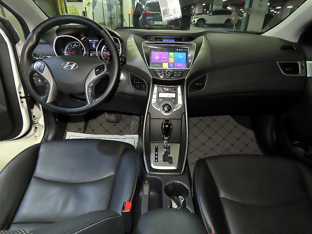 HYUNDAI Avante - Vista 10