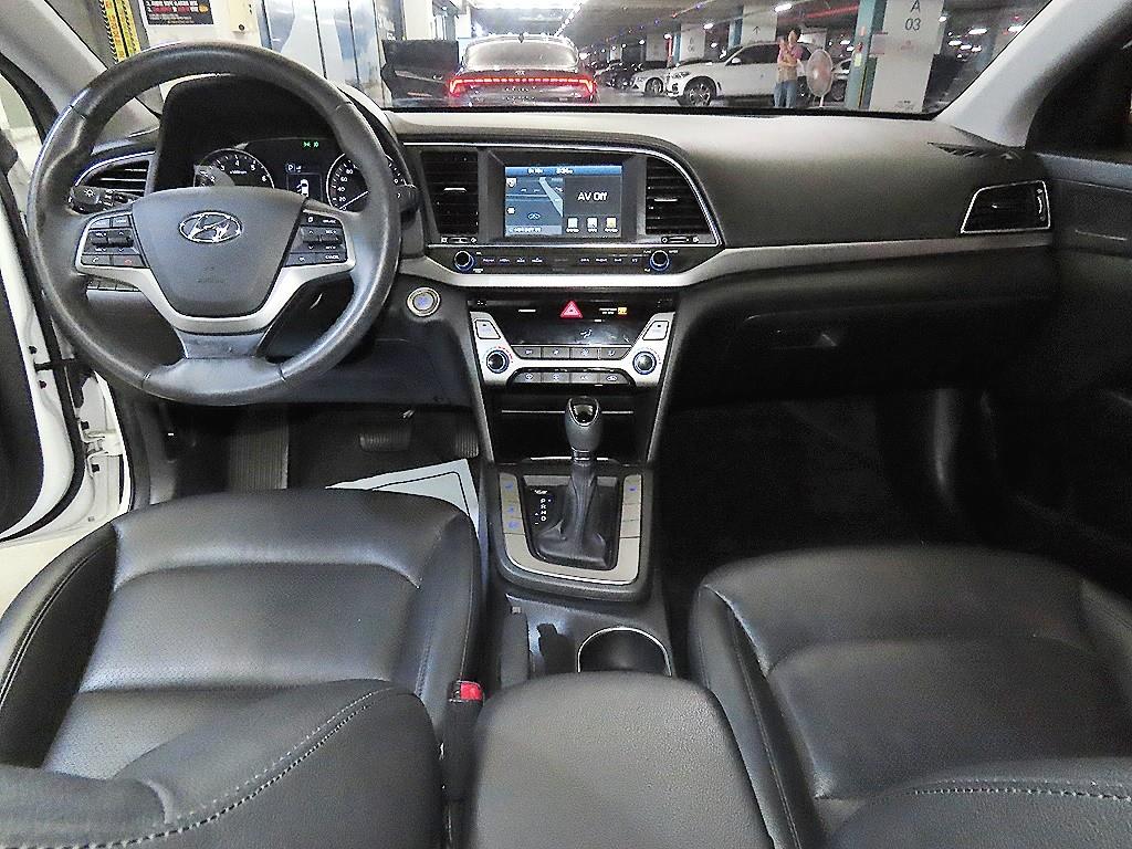 HYUNDAI Avante - Vista 10