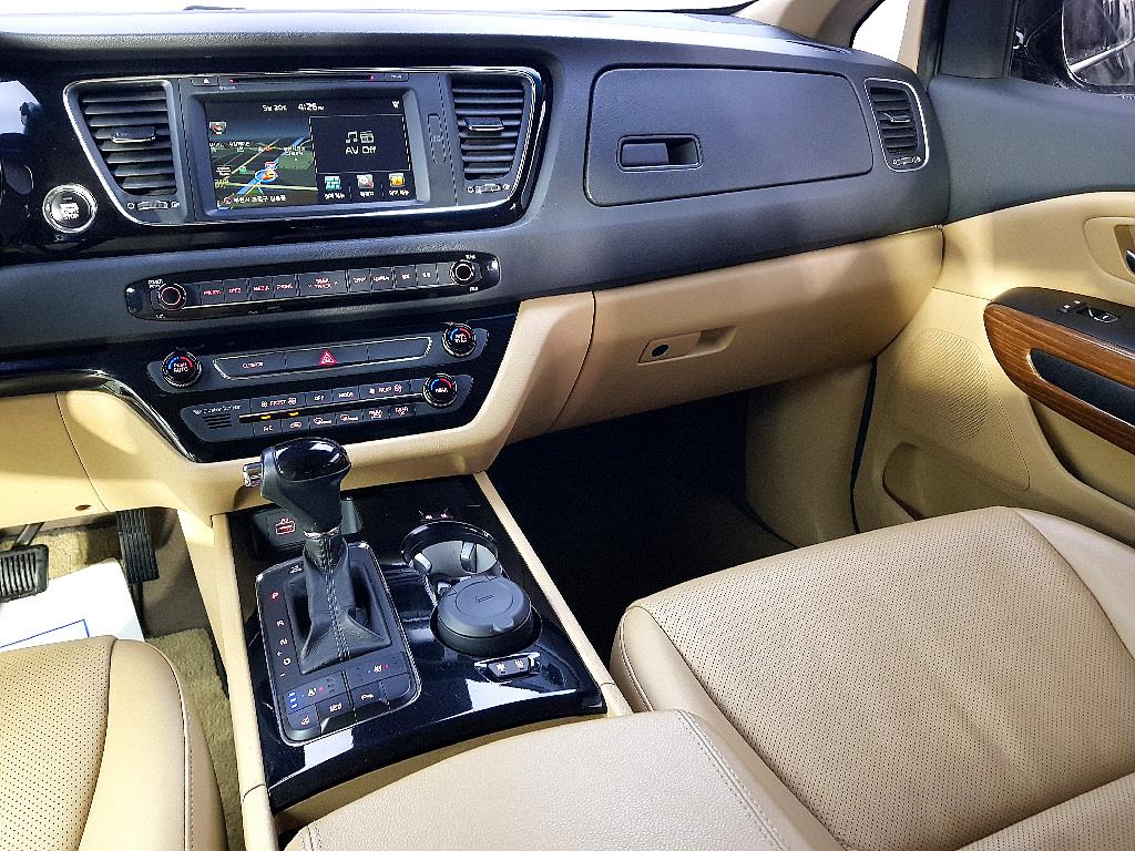 KIA Carnival - Vista 10