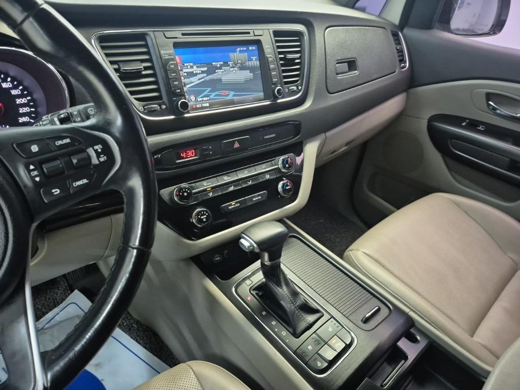 KIA Carnival - Vista 10