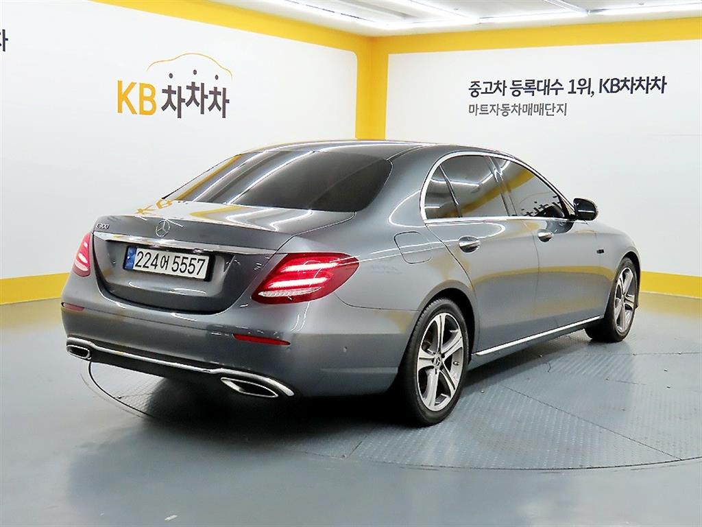 Mercedes Benz E class - Vista 4