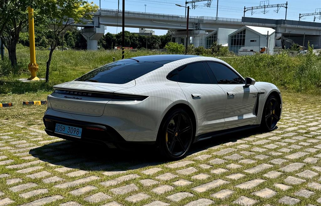 Porsche Taycan - Vista 6