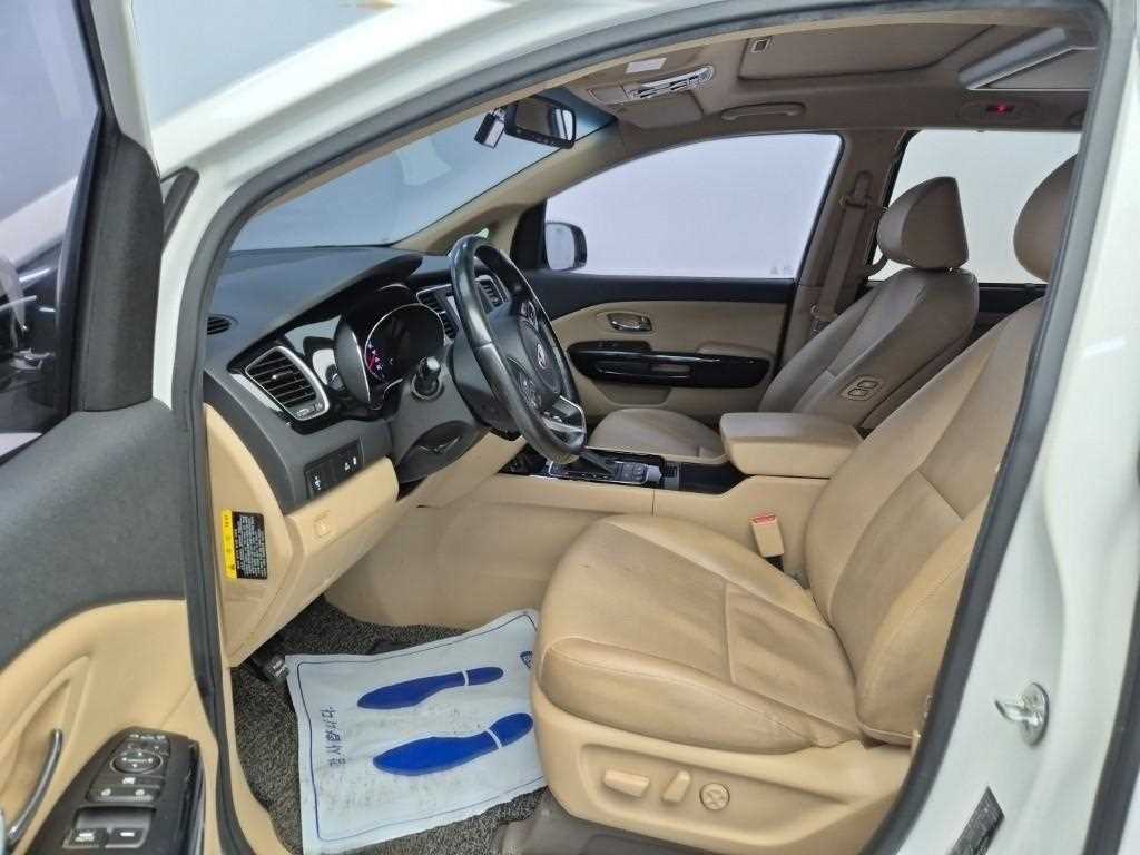 KIA Carnival - Vista 11