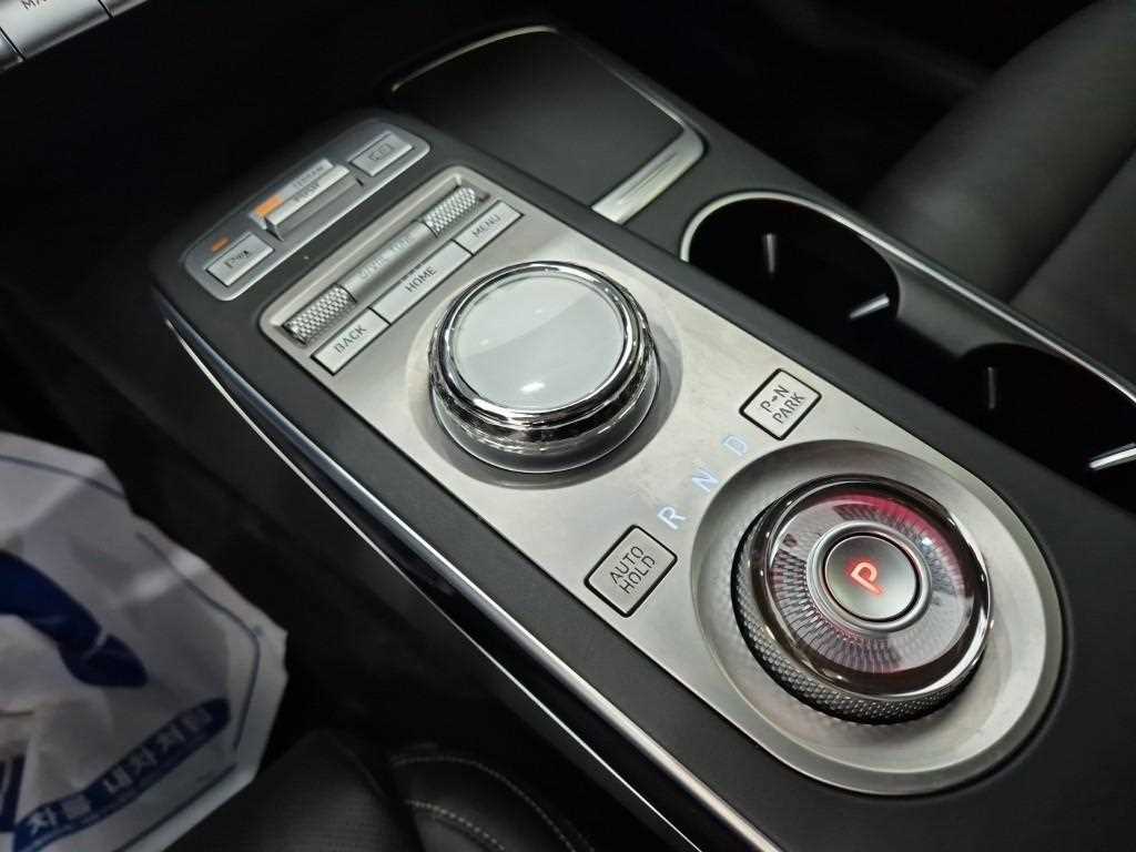 Genesis GV70 - Vista 8