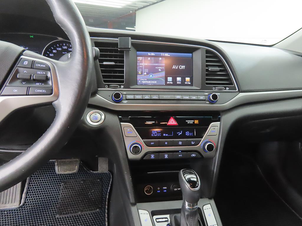 HYUNDAI Avante - Vista 10