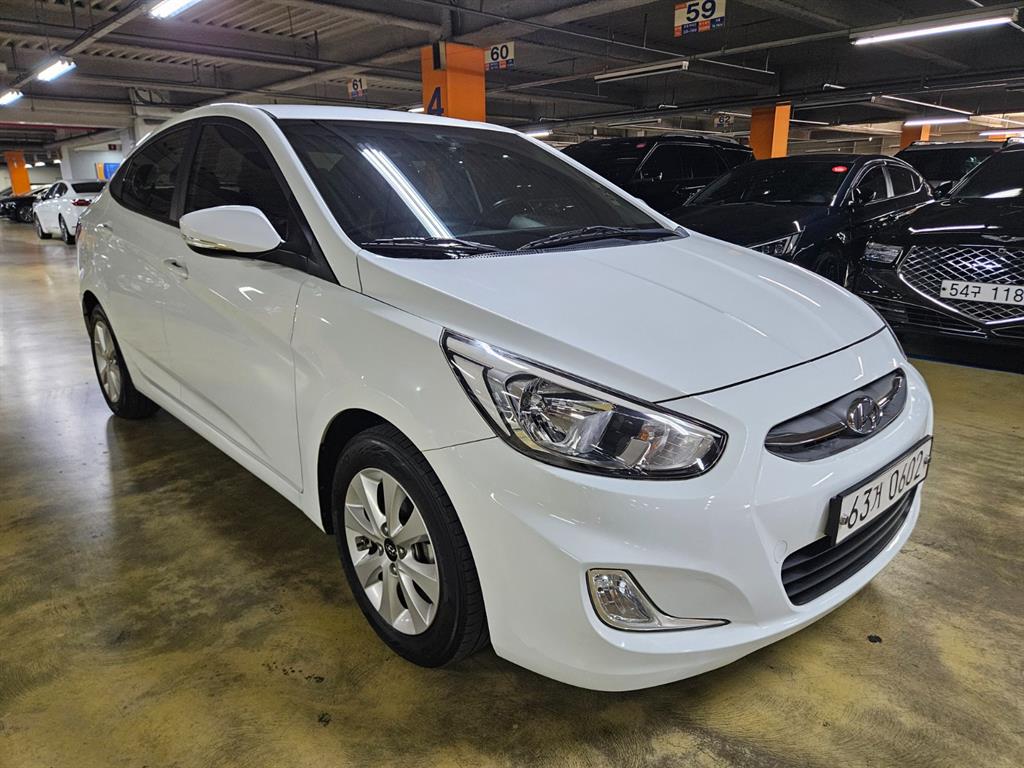HYUNDAI Accent - Vista 3