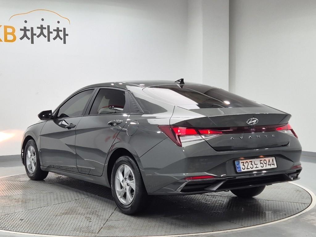 HYUNDAI Avante - Vista 3