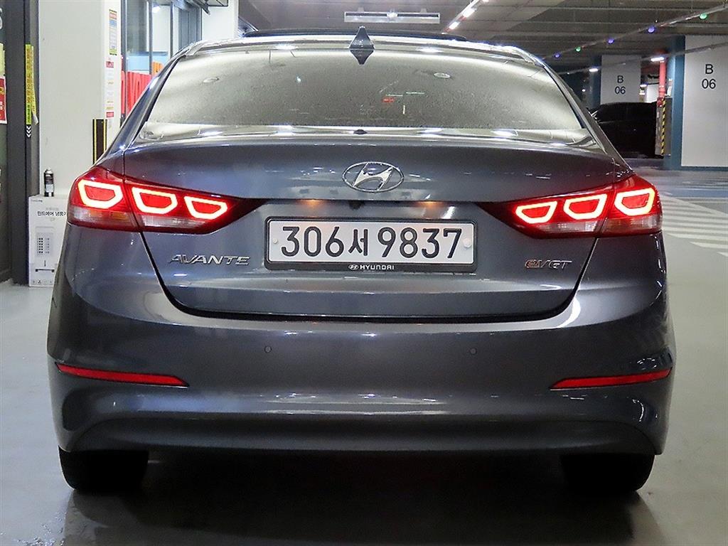 HYUNDAI Avante - Vista 5
