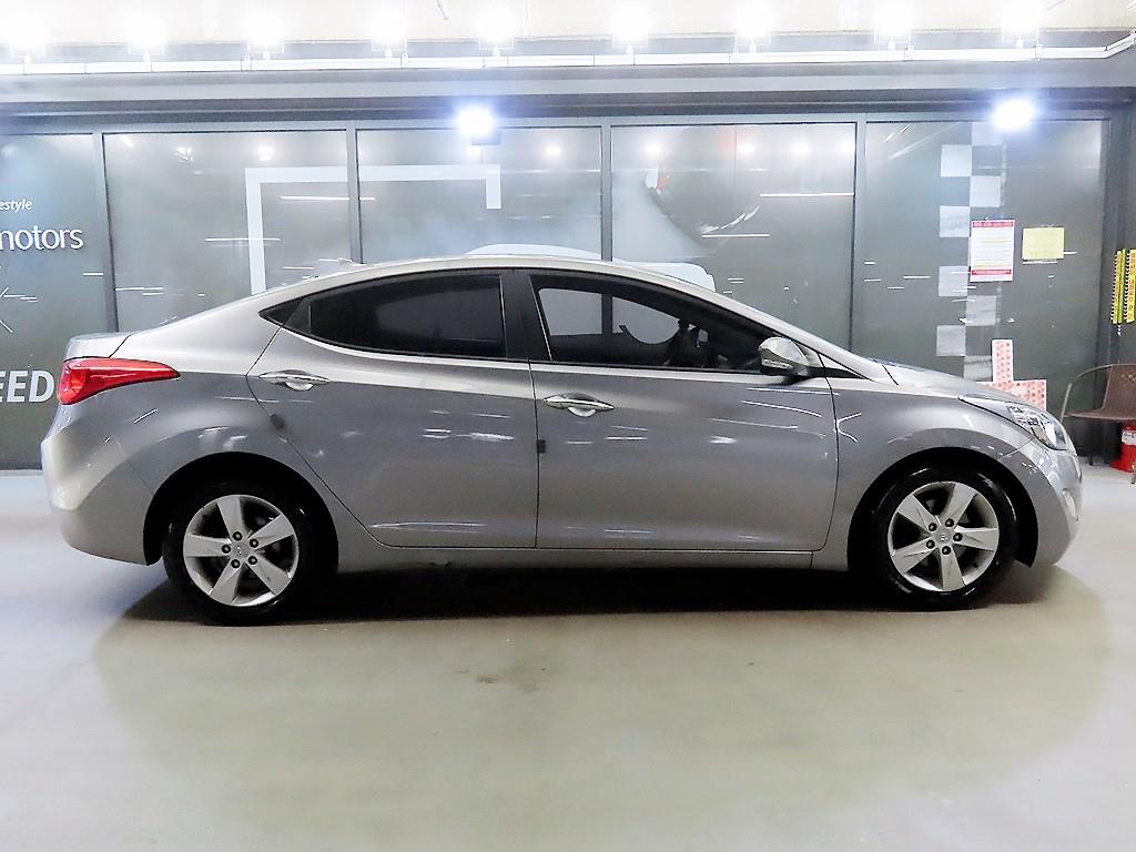 HYUNDAI Avante - Vista 3