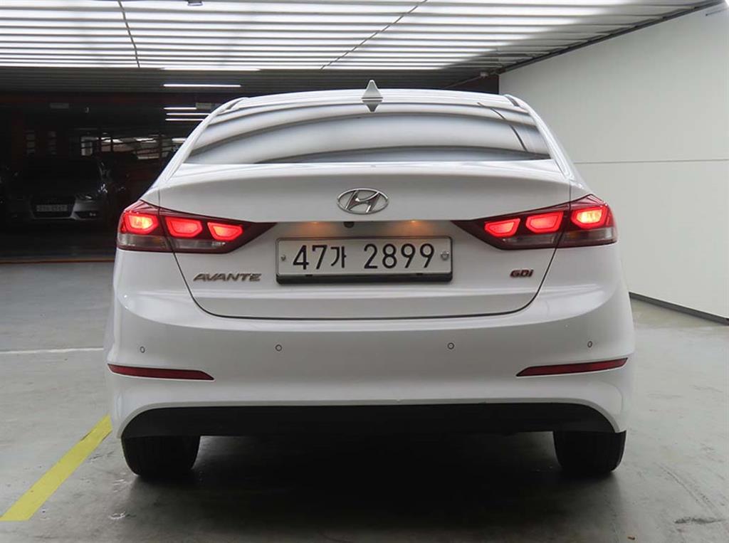 HYUNDAI Avante - Vista 3