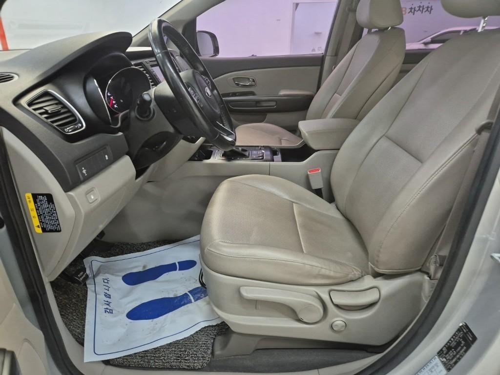 KIA Carnival - Vista 11