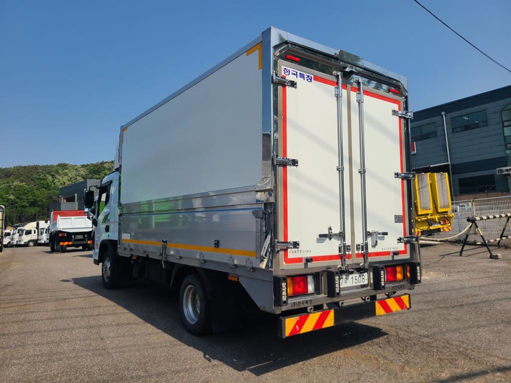medium and large cargo truck - Vista 4