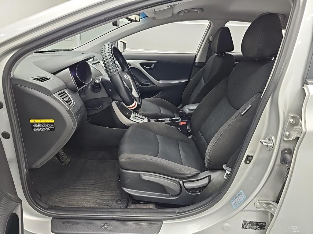 HYUNDAI Avante - Vista 11