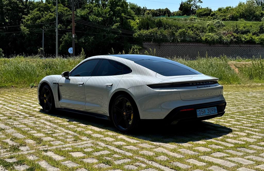 Porsche Taycan - Vista 5